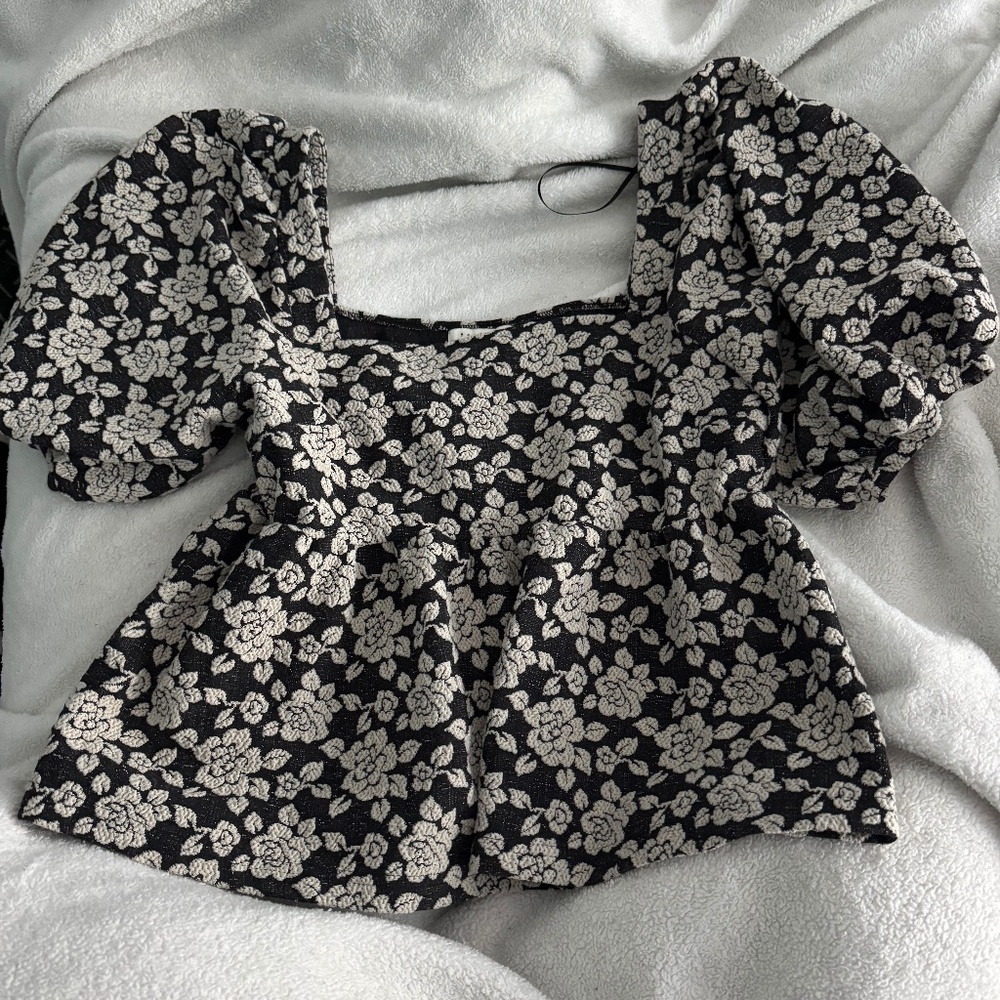 Baevely size Large floral puff sleeve top